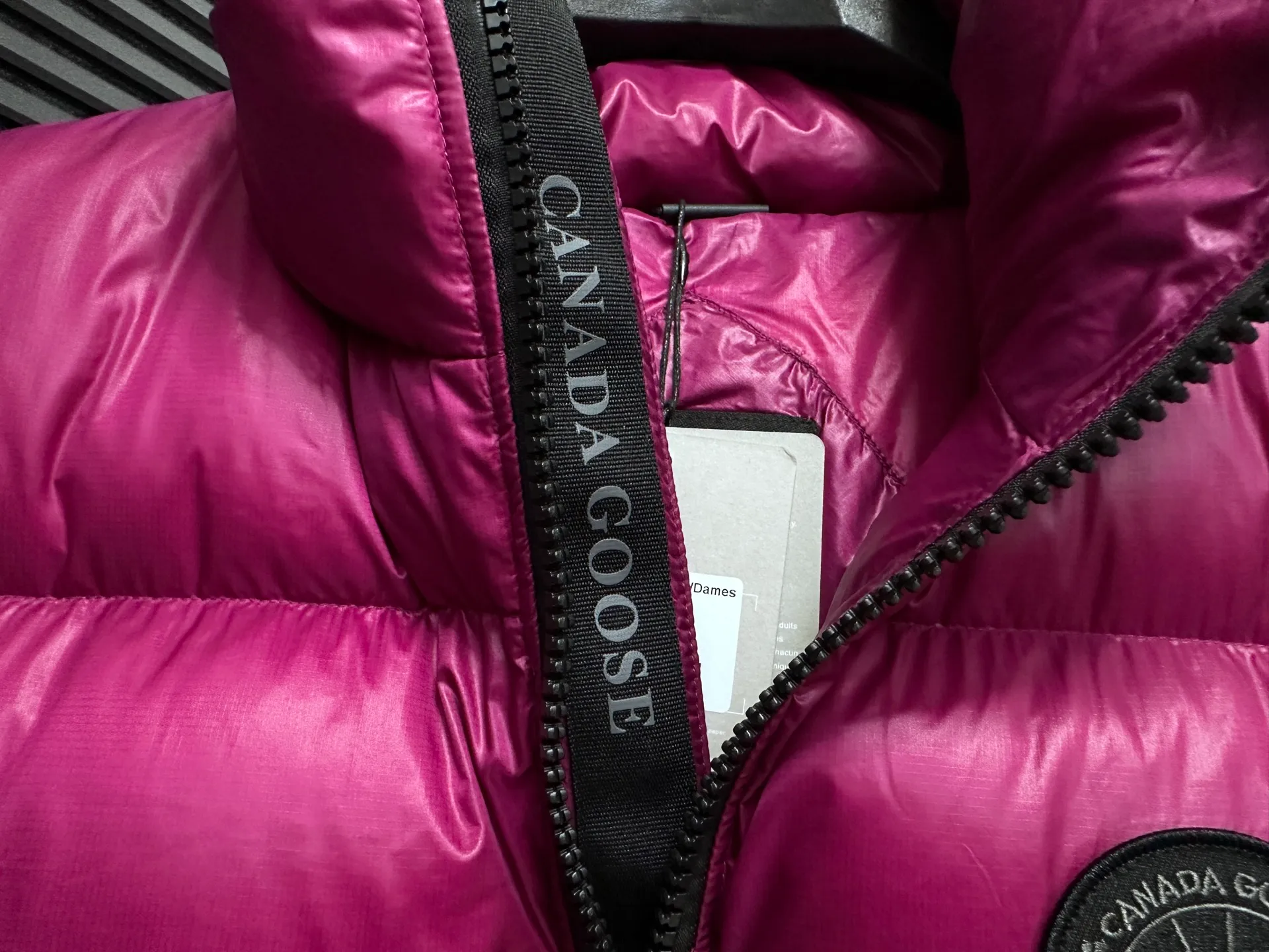 P560 [Canada Goose] Big Goose🦢Puff Down Vest has always been recognized as the warmest down jacket. Various Instagram celebrities, Internet celebrities, and celebrities often wear it for street photos. I make Canada Goose every year, but I still can't get rid of my love for it. No matter how cold the days are, there is no need to be afraid, because there is! Filled with 90% white duck down, it is the legendary warmest down jacket and is known as a must-have for Arctic outdoor sports! The most popular down jacket in the world, celebrities are rushing to buy it, it is a must-have! Size: XS-XL
